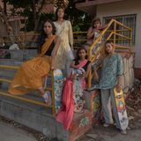 Fünf Skaterinnen aus Panjim im traditionellen Sari