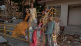 Fünf Skaterinnen aus Panjim im traditionellen Sari