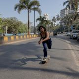 Shruti skatet auf den Straßen vom Mumbai