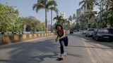 Shruti skatet auf den Straßen vom Mumbai