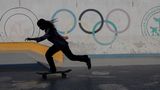 Asha skatet. Im Hintergrund sieht man die olympischen Ringe