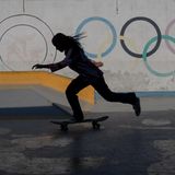 Asha skatet. Im Hintergrund sieht man die olympischen Ringe