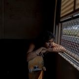 Shruti im Zug auf dem Weg nachhause