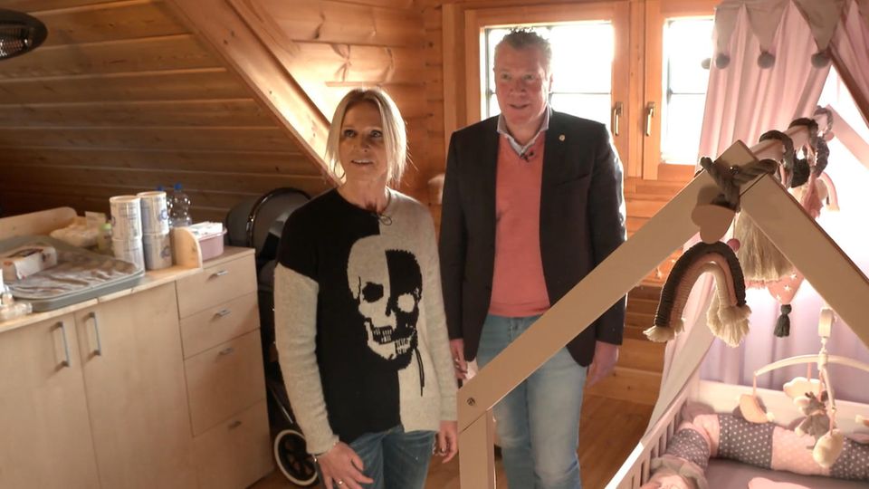 Susanne und Frank haben sich vor Kriegsbeginn für eine Leihmutter in der Ukraine entschieden. Sie müssen sich auf die Reise in's Kriegsgebiet vorbereiten, um ihr Kind abzuholen.