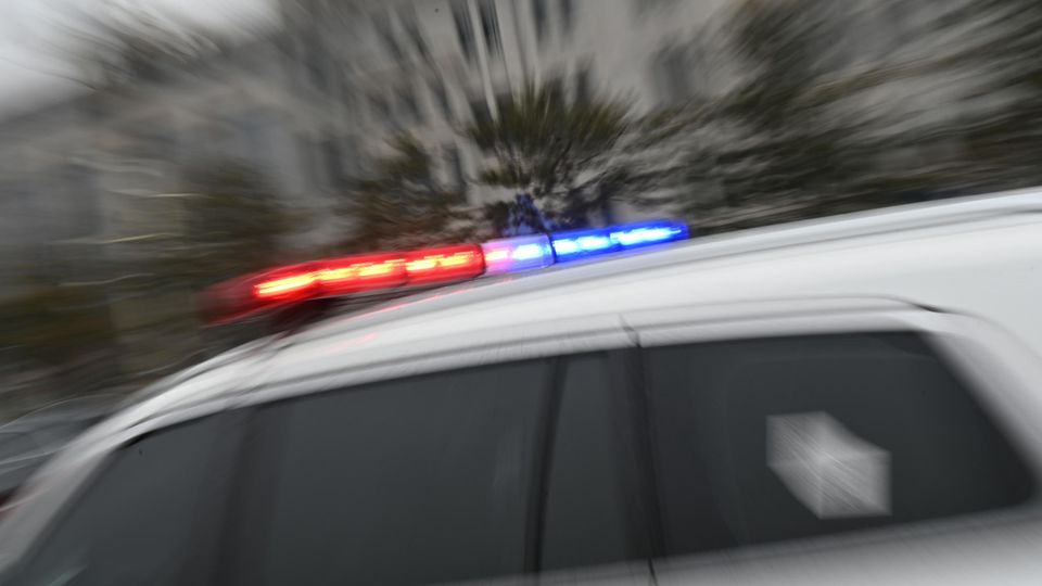 Auto fährt in Gruppe Grundschulkinder – Mob verprügelt Fahrer