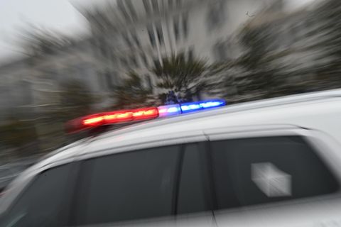 Auto fährt in Gruppe Grundschulkinder – Mob verprügelt Fahrer