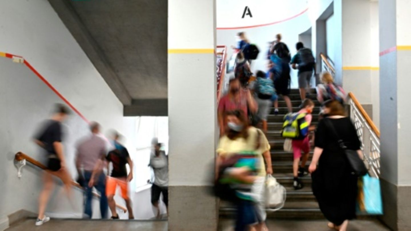 Schüler in Schulgebäude