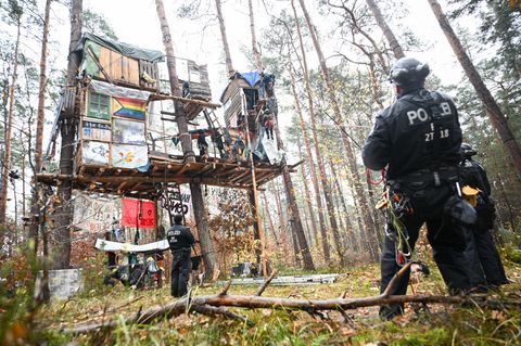 Polizisten seilen während der Räumung des Camps der Aktivisten von "Tesla stoppen" einen Aktivisten ab