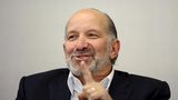 Howard Lutnick leitet aktuell Trumps Übergangsteam und ist einer der wichtigsten Unterstützer des designierten Präsidenten an der Wall Street. In der neuen Regierung soll der Finanzier nächster Handelsminister werden. Als Minister wäre Lutnick dafür zuständig, Trumps Pläne für neue Importzölle umzusetzen. Trump drohte im Wahlkampf mit hohen Zöllen auf Waren aus dem Ausland und behauptet, das werde Unternehmen zur Produktion in den USA zwingen
