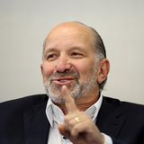 Howard Lutnick leitet aktuell Trumps Übergangsteam und ist einer der wichtigsten Unterstützer des designierten Präsidenten an der Wall Street. In der neuen Regierung soll der Finanzier nächster Handelsminister werden. Als Minister wäre Lutnick dafür zuständig, Trumps Pläne für neue Importzölle umzusetzen. Trump drohte im Wahlkampf mit hohen Zöllen auf Waren aus dem Ausland und behauptet, das werde Unternehmen zur Produktion in den USA zwingen
