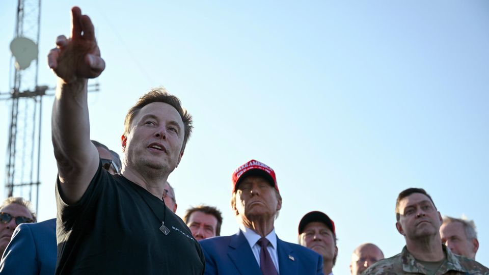 Elon Musk Donald Trump Spacex Starship Rakete Elon Musk spricht mit dem designierten US-Präsidenten Donald Trump