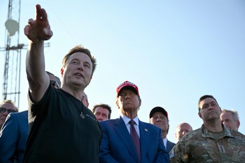 Elon Musk spricht mit dem designierten US-Präsidenten Donald Trump