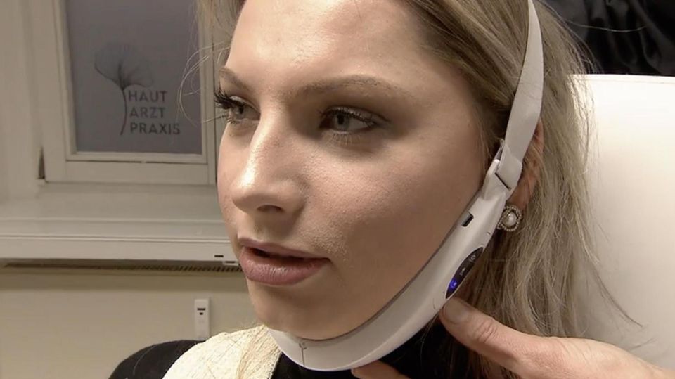 Ein Gerät, welches das Doppelkinn verschwinden lassen soll – einzig und allein durch LED und Vibration. Wie das funktionieren kann, sehen Sie im Video.
