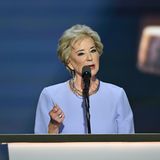 Linda McMahon soll Amerika als Bildungsministerin zur "Nummer eins bei Bildung in der Welt machen". Dabei verlief der Großteil von McMahons beruflichem Werdegang fernab des Bildungswesens. Gemeinsam mit ihrem Ehemann machte sie die Wrestling-Liga WWE groß, ging 2009 in die Politik und versuchte unter anderem erfolglos, in den US-Senat gewählt zu werden. Derzeit führt die 76-Jährige zusammen mit Lutnick das Team für die Machtübergabe