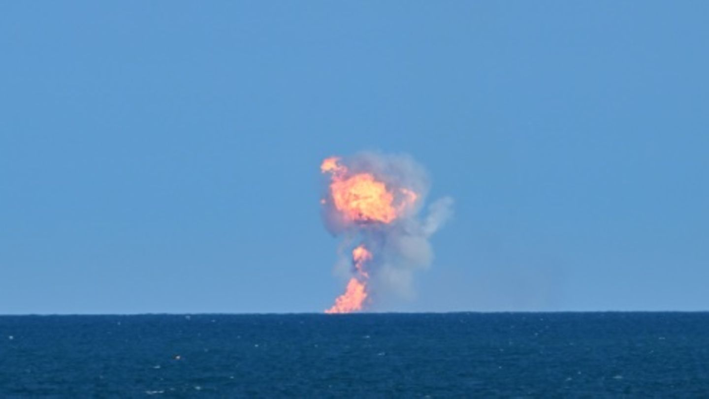 Die Antriebsstufe der Rakete versinkt im Meer