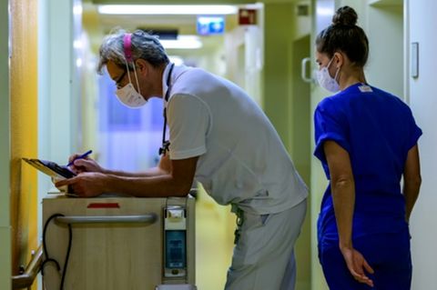 Arzt auf Intensivstation