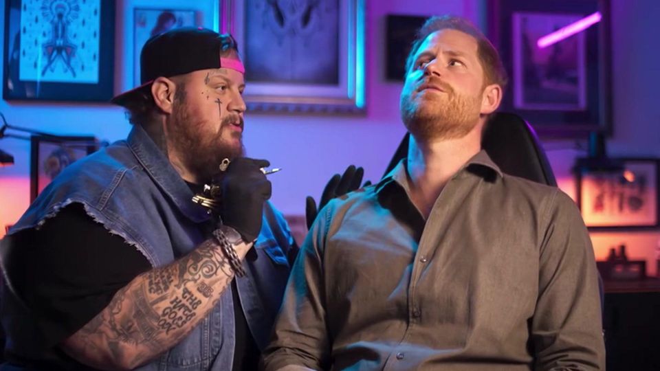 Ein Instagram-Clip zeigt Prinz Harry, wie er sich vom Rapper Jelly Roll am Hals tattowieren lässt. Damit promoted er die anstehenden Invictus Games, ein Sportereignis für Soldaten.