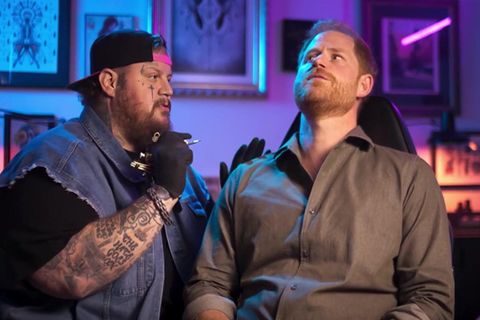 Ein Instagram-Clip zeigt Prinz Harry, wie er sich vom Rapper Jelly Roll am Hals tattowieren lässt. Damit promoted er die anstehenden Invictus Games, ein Sportereignis für Soldaten.