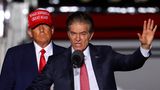 Der umstrittene TV-Arzt Mehmet Oz soll in Trumps neuer Regierung Chef der Gesundheitsdienste Medicare und Medicaid werden und damit für die Versorgung von Millionen Amerikanern zuständig sein. Der 64-Jährige machte sich einen Namen als Herzchirurg, wurde jedoch als Moderator der "Dr. Oz Show" für die Verbreitung umstrittener Ansichten zu Alternativmedizin und paranormalen Fähigkeiten kritisiert. 2022 sollte Oz für die Republikaner einen Senatssitz in Pennsylvania holen, scheiterte aber