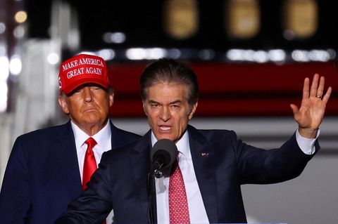 Der umstrittene TV-Arzt Mehmet Oz soll in Trumps neuer Regierung Chef der Gesundheitsdienste Medicare und Medicaid werden und damit für die Versorgung von Millionen Amerikanern zuständig sein. Der 64-Jährige machte sich einen Namen als Herzchirurg, wurde jedoch als Moderator der "Dr. Oz Show" für die Verbreitung umstrittener Ansichten zu Alternativmedizin und paranormalen Fähigkeiten kritisiert. 2022 sollte Oz für die Republikaner einen Senatssitz in Pennsylvania holen, scheiterte aber