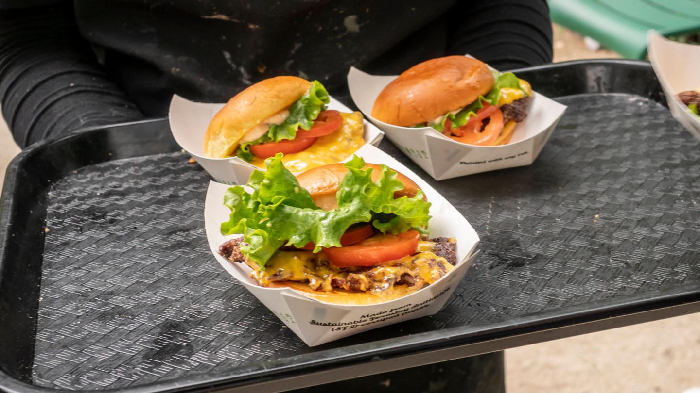 Erste Klasse von Delta Airline bietet Shake-Shack-Burger Flug Delta Burger