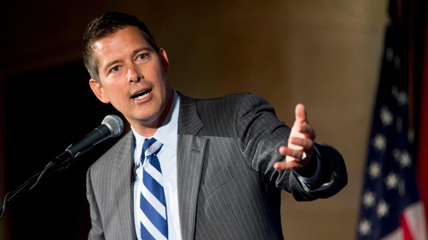Sean Duffy – Verkehrsminister Der frühere Kongressabgeordnete und Ex-TV-Moderator Sean Duffy soll Verkehrsminister der USA werden. Damit übernimmt er die Leitung eines weitreichenden Ressorts mit Verantwortung für die Infrastruktur und Vorschriften im Verkehrsbereich. Als Abgeordneter hatte er im Kongress an wichtigen Straßen- und Brückenprojekten gearbeitet, zuvor war er als Moderator für den Sender Fox Business tätig. Duffy ist laut Trumps Erklärung Vater von neun Kindern