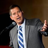 Der frühere Kongressabgeordnete und Ex-TV-Moderator Sean Duffy soll Verkehrsminister der USA werden. Damit übernimmt er die Leitung eines weitreichenden Ressorts mit Verantwortung für die Infrastruktur und Vorschriften im Verkehrsbereich. Als Abgeordneter hatte er im Kongress an wichtigen Straßen- und Brückenprojekten gearbeitet, zuvor war er als Moderator für den Sender Fox Business tätig. Duffy ist laut Trumps Erklärung Vater von neun Kindern