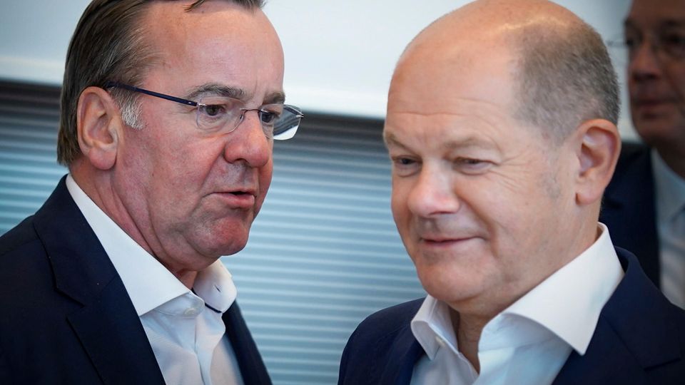 Kanzler Olaf Scholz und Verteidigungsminister Boris Pistorius im Gespräch
