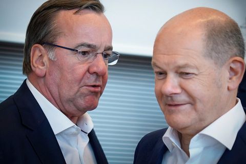 Kanzler Olaf Scholz und Verteidigungsminister Boris Pistorius im Gespräch