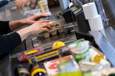 Im Discounter können wir günstiger einkaufen – stimmt das? Wir wagen einen Test. Das überraschende Ergebnis sehen Sie im Video. 
