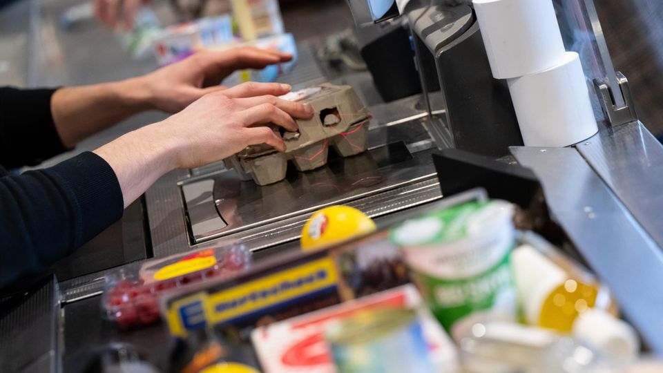 Im Discounter können wir günstiger einkaufen – stimmt das? Wir wagen einen Test. Das überraschende Ergebnis sehen Sie im Video. 