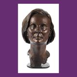 Der Bildhauer Serge Mangin fertigte die Büste Kubitscheks im Auftrag eines Münchner Verlegers an. Seine Honorare liegen bei etwa 80.000 Euro, das Werk wird zu einem deutlich niedrigeren Preis angeboten