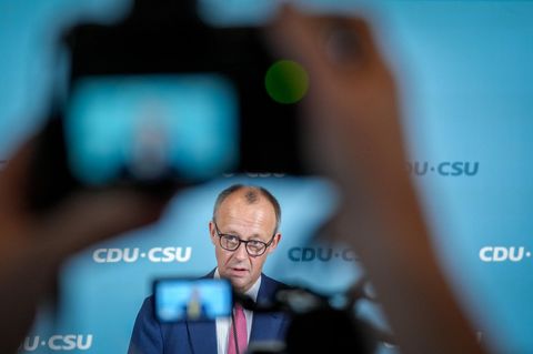 CDU-Chef Friedrich Merz gibt ein Statement, gesehen durch den Sucher einer Kamera