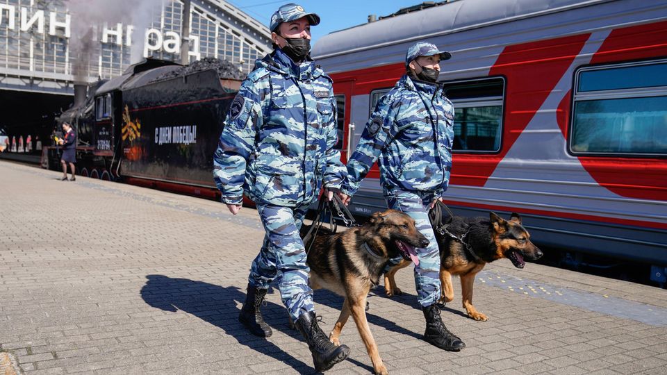 Polizisten und Diensthunde patrouillieren auf dem Südbahnhof von Kaliningrad