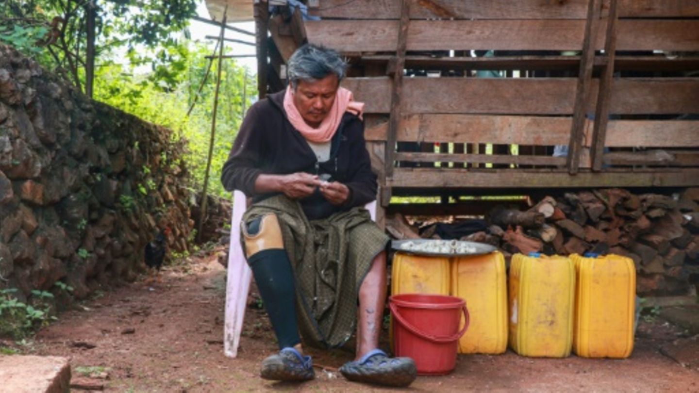 Der Landwirt Hla Han aus Myanmar hat ein Bein verloren, weil er auf eine Mine trat