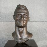 Gesicht von Cristiano Ronaldo als Statue am Flughafen der Stadt Funchal auf Madeira