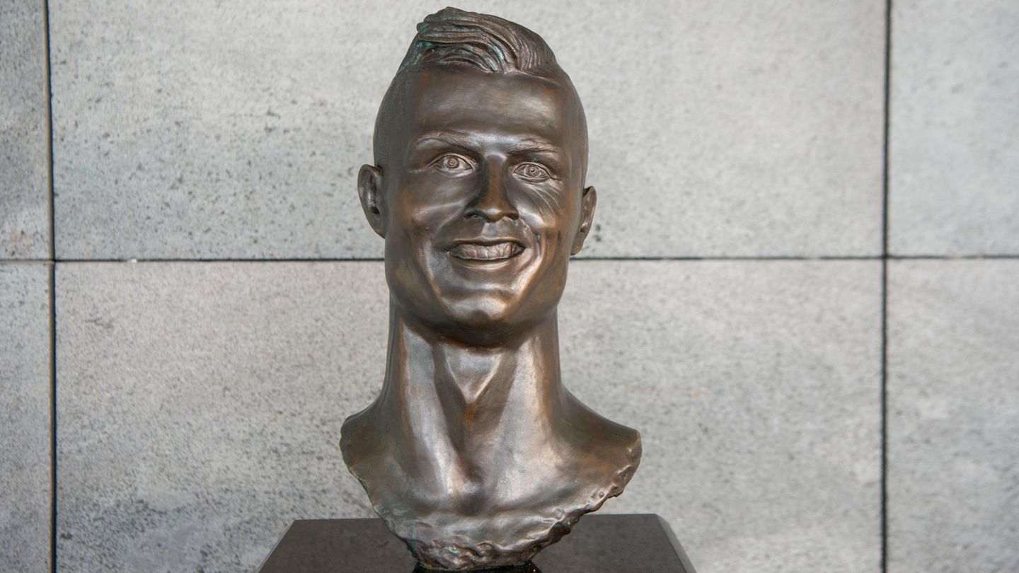 Cristiano Ronaldo Gesicht von Cristiano Ronaldo als Statue am Flughafen der Stadt Funchal auf Madeira