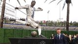 David Beckham neben seiner Statue in Los Angeles