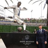 David Beckham neben seiner Statue in Los Angeles