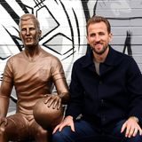 Harry Kane neben seiner Statue in London