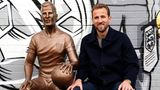 Harry Kane neben seiner Statue in London