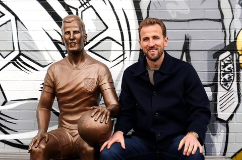 Harry Kane neben seiner Statue in London