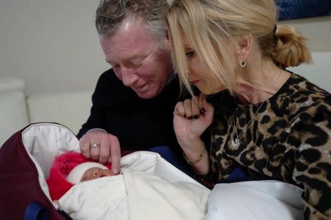Ehepaar hält Baby endlich in den Armen – nach Monaten des Wartens und Bangens