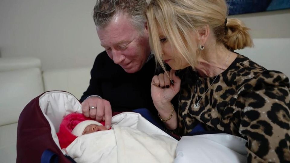 Leihmutterschaft Ehepaar hält Baby endlich in den Armen – nach Monaten des Wartens und Bangens