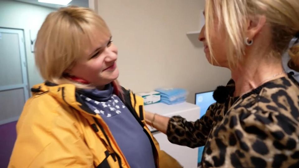Tränenreiches Kennenlernen: Ehepaar trifft Leihmutter in der Ukraine