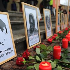 Vor 20 Jahren starb Oury Jalloh : Mahnwache für Oury Jalloh © Jens Wolf/ / Picture Alliance