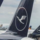 Angesichts harter Konkurrenz stellt die Lufthansa ihre tägliche Verbindung von Frankfurt in die chinesische Hauptstadt Peking ein. Zum Winterflugplan ab dem kommenden Sonntag (27. Oktober) werde die Strecke aus wirtschaftlichen Gründen temporär nicht mehr bedient, sagte eine Unternehmenssprecherin in Frankfurt. Lufthansa biete aber weiterhin über das zweite Drehkreuz München eine tägliche Direktverbindung nach Peking an. Hintergrund ist die internationale Konkurrenz mit niedrigen Standortkosten, geringen Sozialstandards und kürzeren Flugrouten über Russland