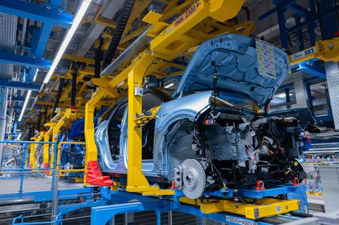 Produktionsstraße der Fertigung der neuen E-Autos von Ford in Köln