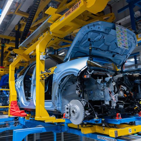 Produktionsstraße der Fertigung der neuen E-Autos von Ford in Köln