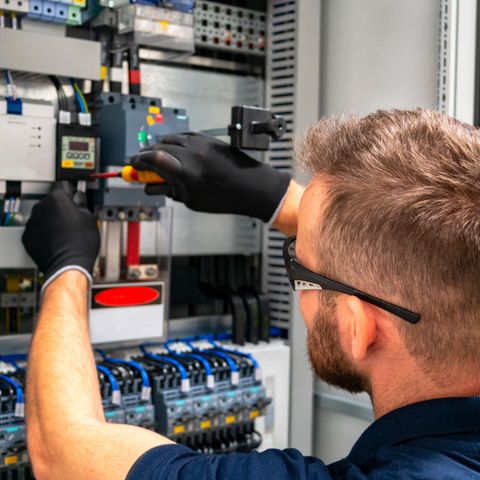 Elektriker baut einen Smart Meter ein.